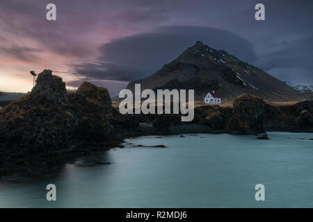 Sonnenuntergang über einem einsamen Haus bei Arnarstapi Harbour Island Stockfoto