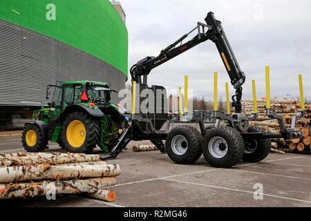 Helsinki, Finnland - 15. November 2018: John Deere und Palmen Forstmaschinen auf MaatalousKonemessut landwirtschaftliche Messe. Credit: Taina Sohlman Stockfoto