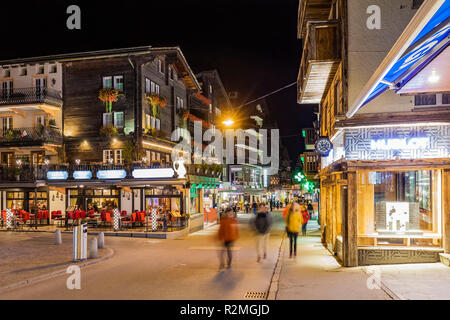 Schweiz, Wallis, Zermatt, Blick auf die Stadt, Fußgängerzone, Bahnhofstraße, Einkaufsstraßen, Restaurants und Geschäfte Stockfoto