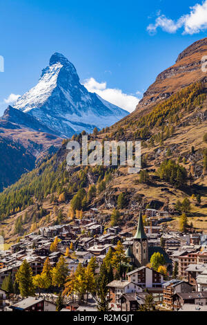 Schweiz, Wallis, Zermatt, Matterhorn, Blick auf den Ort mit Kirche Stockfoto