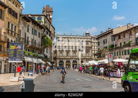 Bei dei Mazzanti mit seiner Fassade Fresken und der Palazzo Maffei, auf der linken Seite Torre del Gardello, Piazza delle Erbe, Piazza, Verona, Venetien, Italien, Europa Stockfoto