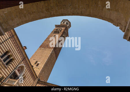 Torre Dei Lamberti, historischen Aussichtsturm, Palazzo del Mercato Vecchio, Palazzo della Ragione, Piazza dei Signori, Verona, Venetien, Italien, Europa Stockfoto