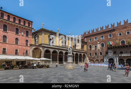 Statue von Dante Alighieri, Dichter und Philosoph, 1265 - 1321, Piazza dei Signori, auch Piazza Dante, Verona, Venetien, Italien, Europa, Stockfoto