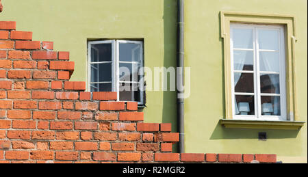 Die Stadtmauer von Warschau mit einem alten Haus Stockfoto