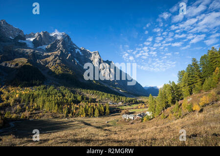 Blick in die herbstliche Tal Val Ferret, auf der linken das Mont Blanc Massiv, in der nähe von Courmayeur, Provinz Aosta, Aostatal, Italien Stockfoto