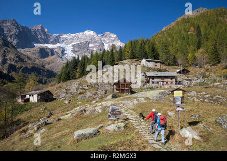 Wanderer am Besucherzentrum auf der Alpe Fum Bitz, Alta Valsesia Natur Park, hinter dem Monte Rosa Massiv, Tal Dorf: Alagna Valsesia, Alpine Valley Valsesia, Vercelli Provinz, Piemont, Italien Stockfoto