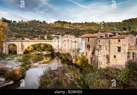 Brücke über den Orbieu in Lagrasse, plus beaux villages de France, letzte Bastion der Katharer Stockfoto