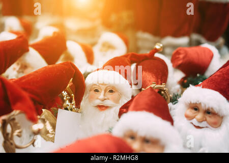 Mehrere kleine Spielzeug Weihnachtsmänner stehen in einer Gruppe Stockfoto