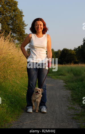 Mama mit Hund Stockfoto