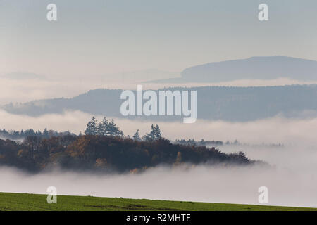 Über dem Nebel im Tal Stockfoto