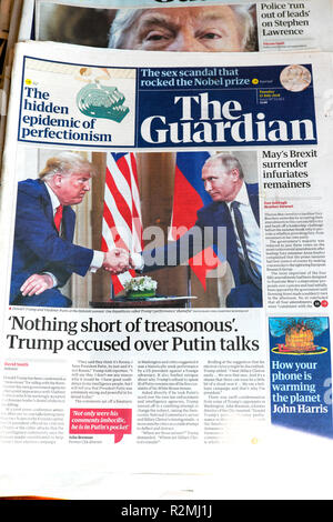 'Nichts kurz von Verräterischen "Trump beschuldigt über Putin Gespräche Zeitung Schlagzeile in der Tageszeitung The Guardian London England UK vom 17. Juli 2018 Stockfoto