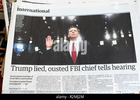 "Trump gelogen, verdrängt FBI-Chef erzählt als "Guardian Artikel Überschrift & James Comey ehemalige FBI-Direktor London England UK vom 9. Juni 2017 Stockfoto