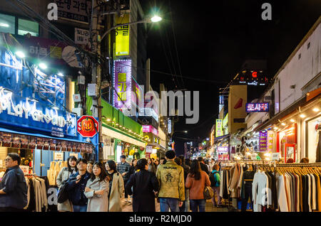 Die Hongdae, Seogyo-Dong Bereich von Seoul in Südkorea, besetzt mit Leuten in der Nacht. Stockfoto