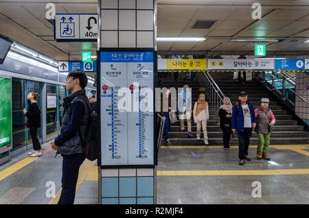 Passagiere warten auf einen Zug auf der Plattform in der Samgakji U-Bahnhof in Seoul, Südkorea. Stockfoto