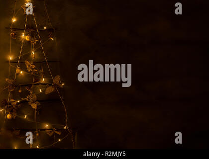 Weihnachten symbolischen Baum der hellen Lichter, Dekoration, Spielzeug leer für Grußkarten, Platz für Text, in Brauntönen Stockfoto