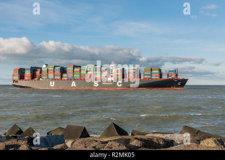 ROTTERDAM, Niederlande - 28. Februar 2016: Der extrem großen Containerschiff Sajir der UASC kommt an der Maasvlakte, der Hafen von Rotterdam im Februar Stockfoto