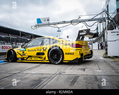 DTM-Rennwagen fahren aus der Grube, Stockfoto