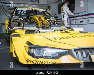 DTM-Rennwagen in Grube, geöffnete Motorhaube Stockfoto