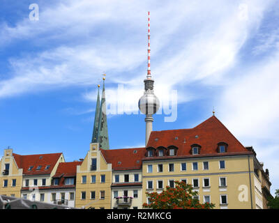 Gebäude an der Spree in der malerischen und schönen Gegend der Nikolaikirche in Berlin Deutschland Stockfoto