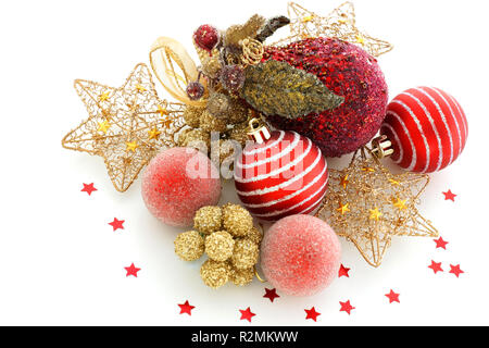 Rot und gold Weihnachtsschmuck auf weißem Hintergrund. Sehr schöne Auswahl an Urlaub Dekorationen sind auf den weissen Tisch. Stockfoto