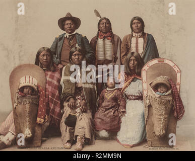 Ute Chief Sevara und Familie. Stand: 1899. Abmessungen: Bild: 6 15/16 x 9 in. (17,6 x 22,9 cm). Medium: PHOTOCHROM. Museum: Nationalgalerie, Washington DC. Thema: American 19. Jahrhundert (Detroit fotografische Co.). Stockfoto