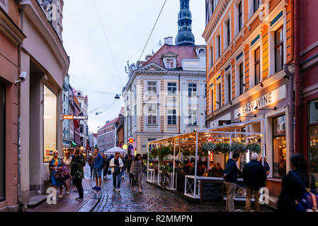 Riga Altstadt bei Einbruch der Dunkelheit. Riga, Lettland, Baltikum, Europa. Stockfoto