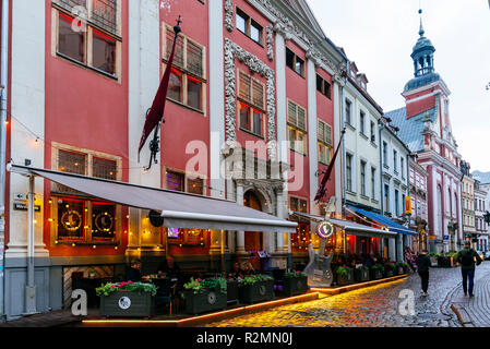 Riga Altstadt bei Einbruch der Dunkelheit. Riga, Lettland, Baltikum, Europa. Stockfoto