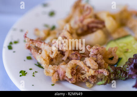 Traditioneller griechischer Tintenfisch, gebraten auf Teller Stockfoto