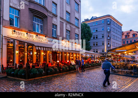 Riga Altstadt bei Einbruch der Dunkelheit. Riga, Lettland, Baltikum, Europa. Stockfoto