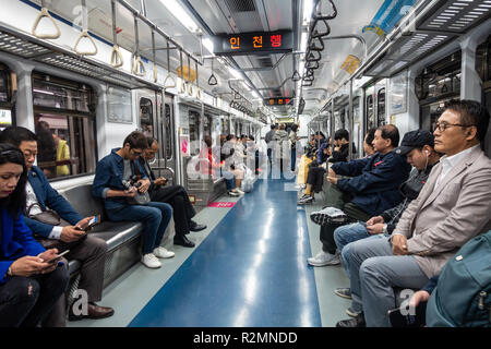 Menschen reisen an Bord eines U-Bahn von Seoul in Seoul, Südkorea Stockfoto