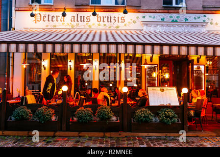 Riga Altstadt bei Einbruch der Dunkelheit. Riga, Lettland, Baltikum, Europa. Stockfoto