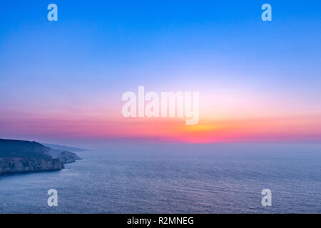 Sonnenuntergangslandschaft mit Klippen und herrlichem Sonnenuntergang Himmel in der Nordseite der Insel Zakynthos, Griechenland Stockfoto