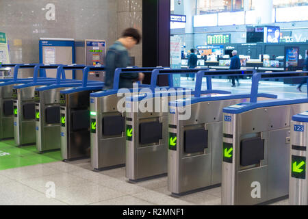 Ticket Barrieren an eine Station auf dem Seoul metro System, bei dem ein Passagier hat eine Travel Card aus der Station zu scannen. Stockfoto