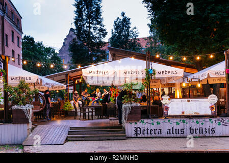 Riga Altstadt bei Einbruch der Dunkelheit. Riga, Lettland, Baltikum, Europa. Stockfoto