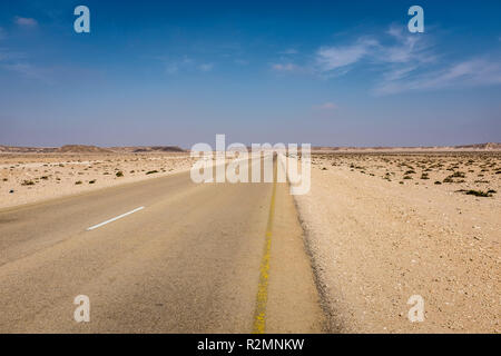 Remote gerade Straße im Al Wusta governatorats von Oman Stockfoto