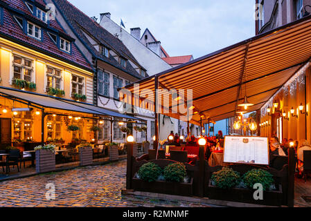 Riga Altstadt bei Einbruch der Dunkelheit. Riga, Lettland, Baltikum, Europa. Stockfoto