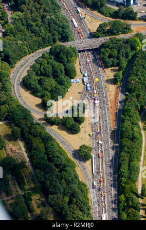 Luftaufnahme, einen 40-Verschluss, Ruhrschnellweg, Kulturhauptstadt 2010 Essen, RUHR.2010 - Noch immer Leben auf der A 40, Bochum, Ruhrgebiet, Nordrhein-Westfalen, Deutschland, Europa, Stockfoto