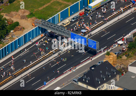 Luftaufnahme, einen 40-Verschluss, Ruhrschnellweg, Kulturhauptstadt 2010 Essen, RUHR.2010 - Noch immer Leben auf der A 40, Bochum, Ruhrgebiet, Nordrhein-Westfalen, Deutschland, Europa, Stockfoto