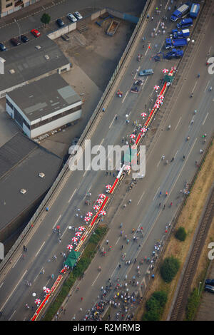 Luftaufnahme, einen 40-Verschluss, Ruhrschnellweg, Kulturhauptstadt 2010 Essen, RUHR.2010 - Noch immer Leben auf der A 40, Duisburg, Ruhrgebiet, Nordrhein-Westfalen, Deutschland, Europa, Stockfoto