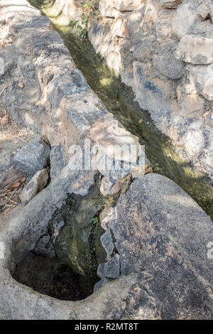 Traditionelle Faladsch-bewässerungssystems in Misfat im Oman Stockfoto