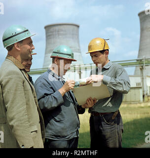 Arbeitstreffen zwischen Supervisor und Brigadier über den Bau der Thierbach Heizung und thermische Kraftwerk in der Braunkohle aus dem Tagebau Espenhain Bezirk Stockfoto