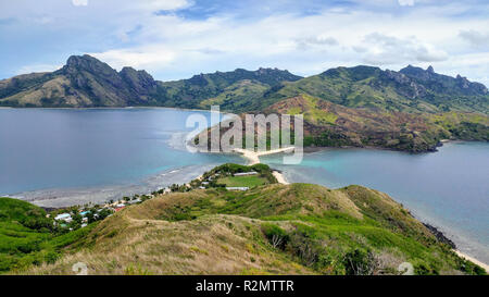 Blick auf Waya Island, zwei Inseln, die durch Streifen aus Sand verbunden, Fidschi Stockfoto