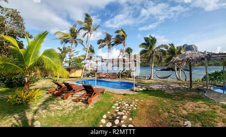 Kleiner Pool, Liegestühle und Hängematte am Strand, Fidschi Stockfoto