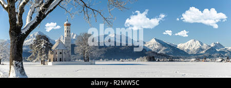 Panorama Winterlandschaft im Allgäu in Bayern in der Nähe von Füssen mit Wallfahrtskirche St. Coloman Stockfoto