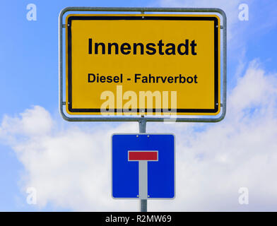 Schild 'Diesel Fahrverbot in der Stadt" und "Sackgasse" Stockfoto