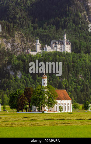 Schloss Neuschwanstein und Wallfahrtskirche St. Coloman im Allgäu Stockfoto