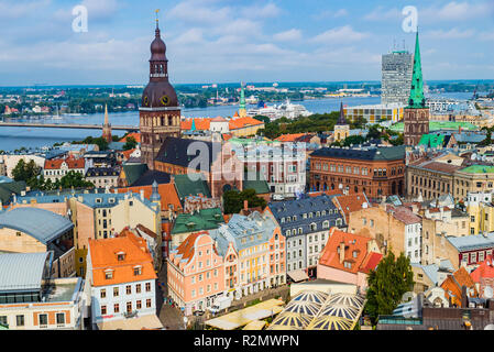 Riga Altstadt von St. Peter's Kirche. Die Rigaer Dom Glockenturm und St. James's Kathedrale spire. Riga, Lettland, Baltikum, Europ. Stockfoto