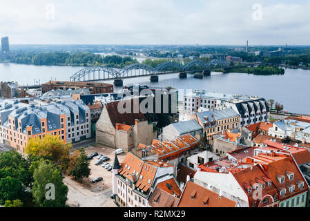 Riga Altstadt von St. Peter's Kirche. Die beiden Ufer des Flusses Daugava, Lettland, Baltikum, Europa. Stockfoto