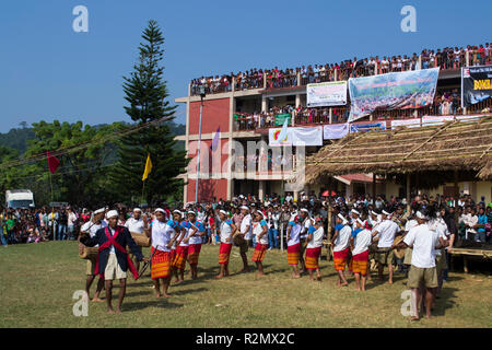 Meghalaya, Indien. Stammes- Gruppe führt während Hundert Schlagzeug Festival Stockfoto