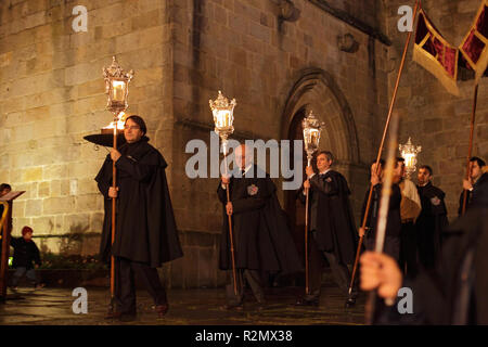 Braga, Portugal - April 1, 2010: religiöse Bruderschaft der Vorbereitung für die Katholische nächtlichen Prozession von Ecce Homo, Holly Woche (hohe ISO-Foto) Stockfoto